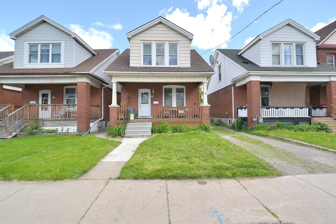 102 Belmont Av in Hamilton, ON - Building Photo