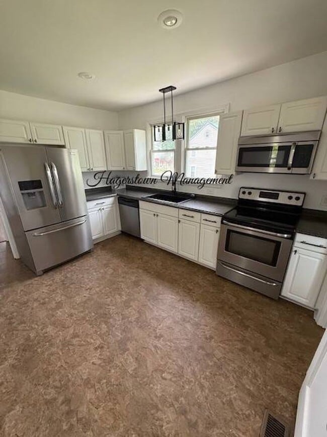 property at 17 W Oak Ridge Dr