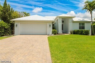 1371 Michigan Ave in Naples, FL - Building Photo