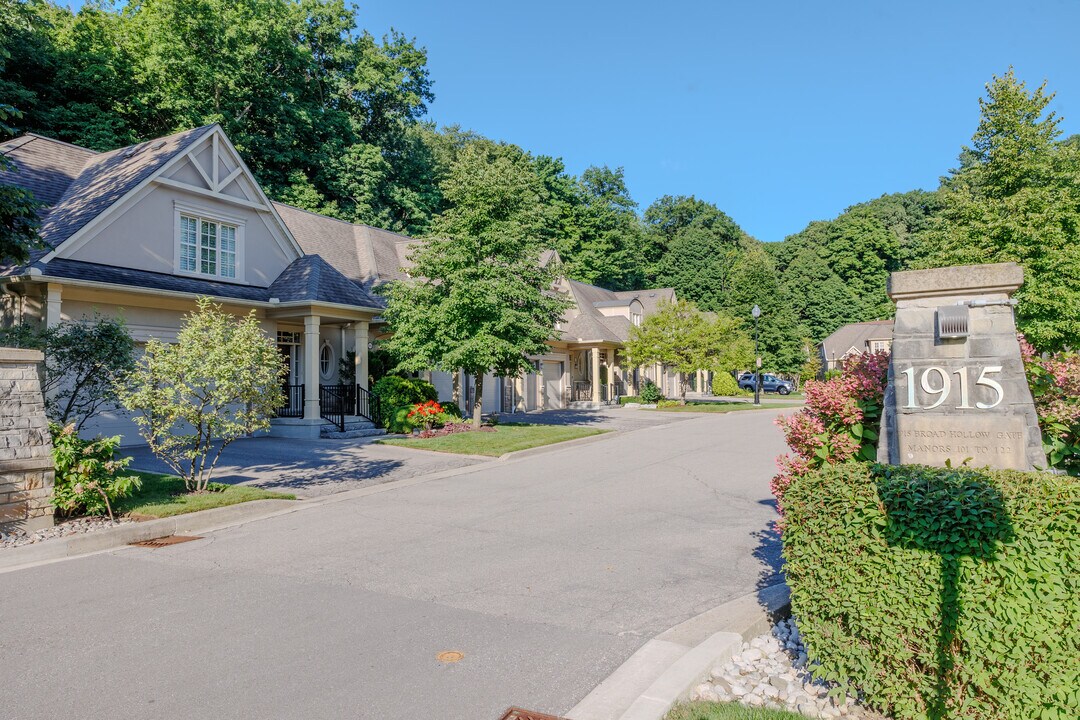 1915 Broad Hollow Gate in Mississauga, ON - Building Photo