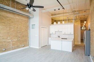 4435 W Fullerton Ave in Chicago, IL - Building Photo - Building Photo