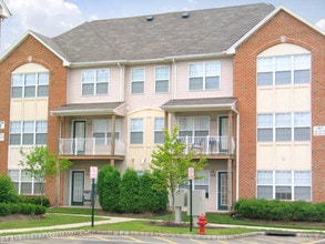 Renaissance Properties in North Brunswick, NJ - Foto de edificio - Building Photo