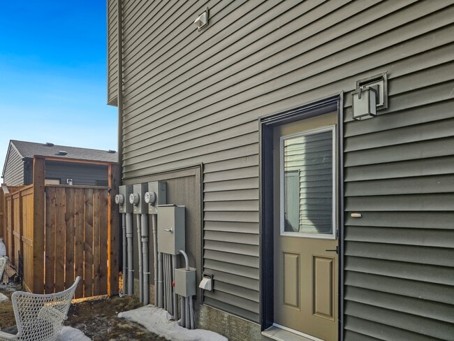 102 Silverton Glen Gate SW in Calgary, AB - Building Photo - Building Photo