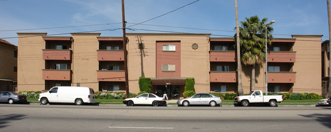 Victoria Apartments in Reseda, CA - Foto de edificio - Building Photo