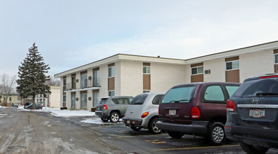 Cambridge On The Lake in Kenosha, WI - Building Photo - Building Photo