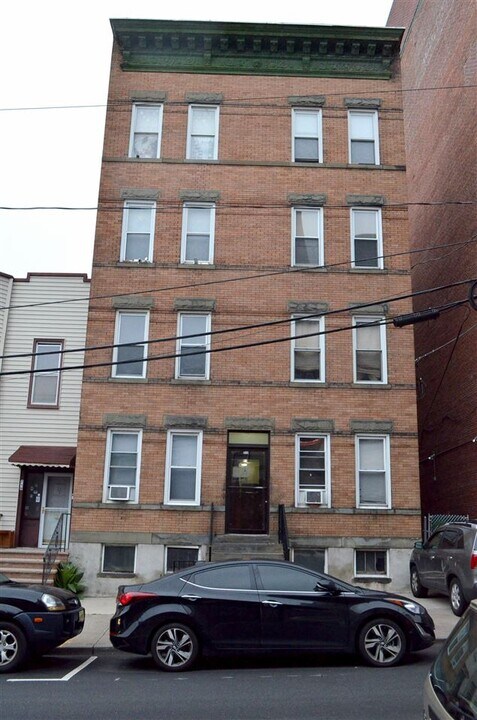 712 14th St in Union City, NJ - Building Photo