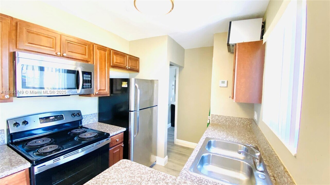 2461 Polk St in Hollywood, FL - Building Photo