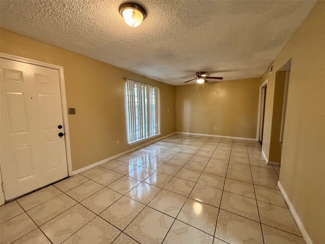 8712 Wilcrest Dr in Houston, TX - Building Photo - Building Photo