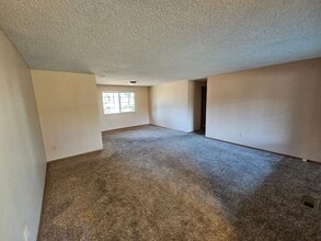 540 Collins Crest St in Gladstone, OR - Building Photo - Building Photo