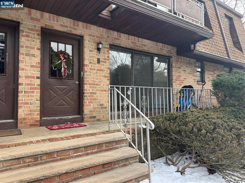 252 Collignon Way in River Vale, NJ - Building Photo