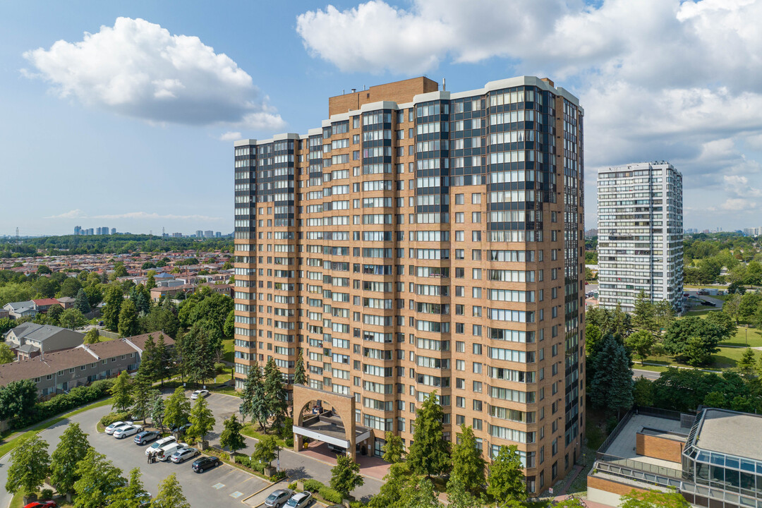 Platinum East in Toronto, ON - Building Photo