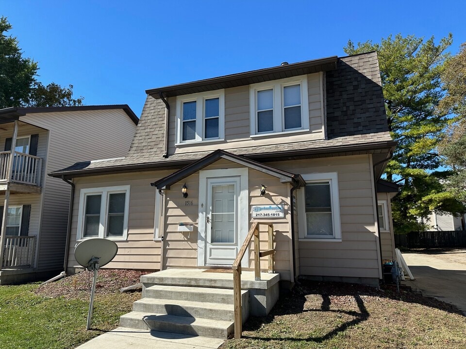 1516 1st St in Charleston, IL - Foto de edificio