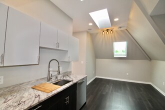 1927 E Locust St, Unit 1 in Milwaukee, WI - Foto de edificio - Building Photo