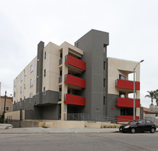 13712 Valleyheart Dr in Sherman Oaks, CA - Foto de edificio - Building Photo