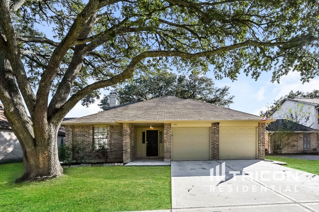 5511 Fairview Forest Dr in Houston, TX - Building Photo