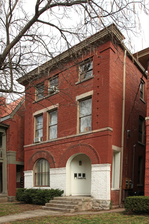 111 W Burnett Ave in Louisville, KY - Foto de edificio