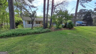 490 Village Green Ct SW in Lilburn, GA - Building Photo - Building Photo