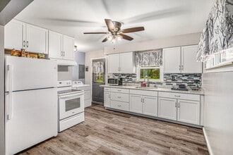 45207 Paris Dr in Belleville, MI - Building Photo - Building Photo