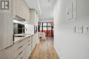 215 Queen St W in Toronto, ON - Building Photo