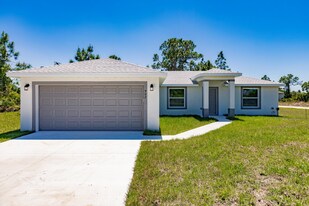902 Lytle St E in Lehigh Acres, FL - Building Photo