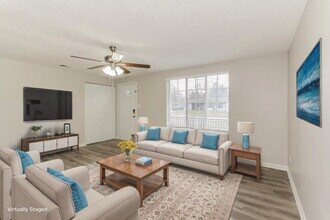 2400 Parkhighland Ct, Unit 10-204 in Charlotte, NC - Foto de edificio - Building Photo