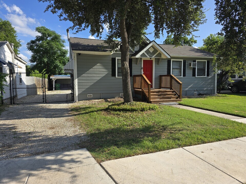 1414 W Hollywood Ave in San Antonio, TX - Building Photo