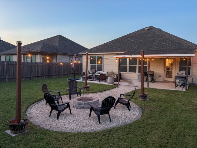 13820 James Garfield St in Manor, TX - Foto de edificio - Building Photo