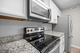 12152 Penderview Terrace in Fairfax, VA - Building Photo - Building Photo
