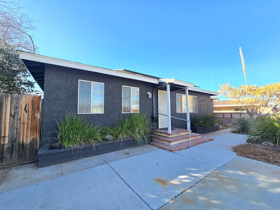 44309 Date Ave in Lancaster, CA - Building Photo