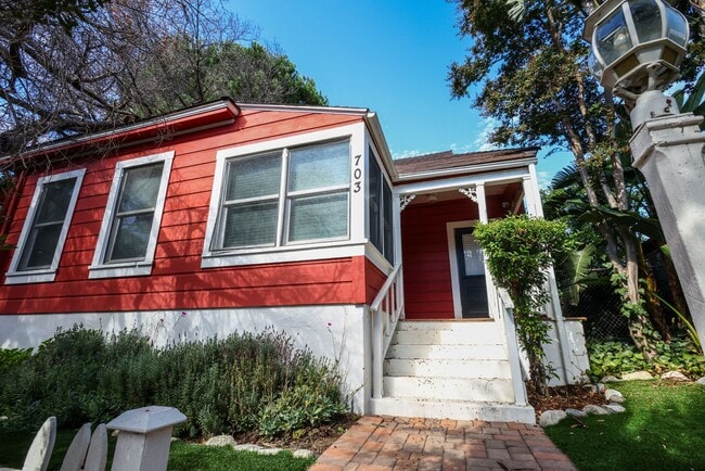 703 Manzanita Ave in Sierra Madre, CA - Building Photo - Building Photo