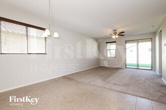 18068 W Tina Ln in Surprise, AZ - Foto de edificio - Building Photo