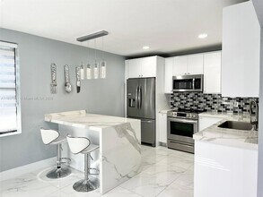 460 NE 169th St in North Miami Beach, FL - Building Photo - Building Photo