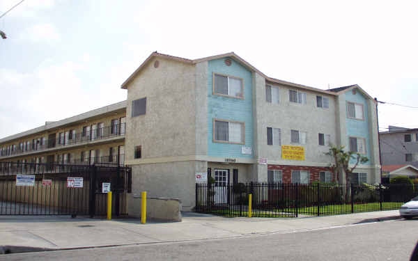 13700 Kornblum Ave in Hawthorne, CA - Building Photo - Building Photo