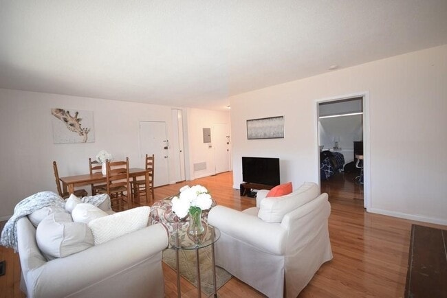 211 Lake Shore Rd, Unit 2