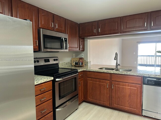 385 SW 113th Way in Pembroke Pines, FL - Building Photo - Building Photo