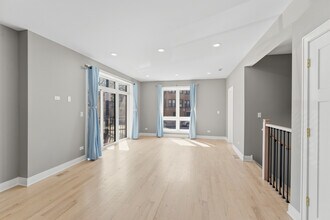 7428 N Rogers Ave in Chicago, IL - Foto de edificio - Building Photo