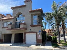 2951 Vía Toscana in Corona, CA - Building Photo