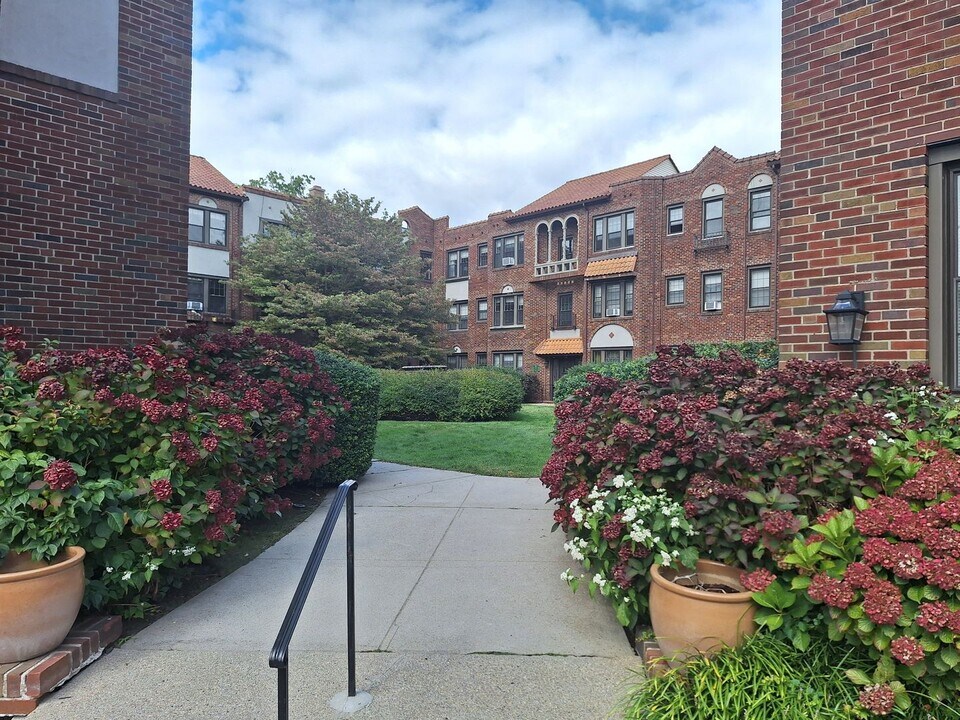 490 Angell St in Providence, RI - Building Photo