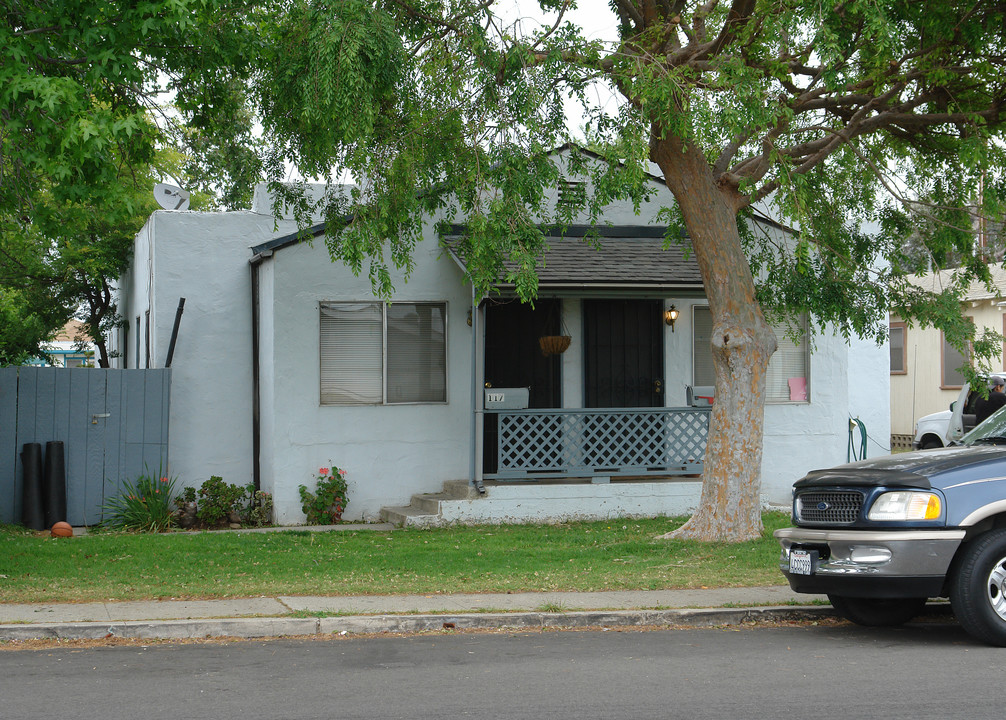 115-117 W Warner St in Ventura, CA - Building Photo