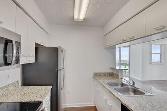 1756 N Bayshore Dr, Unit 36B in Miami, FL - Building Photo - Building Photo