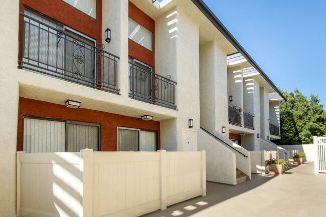 Chatsworth Plaza Apartments