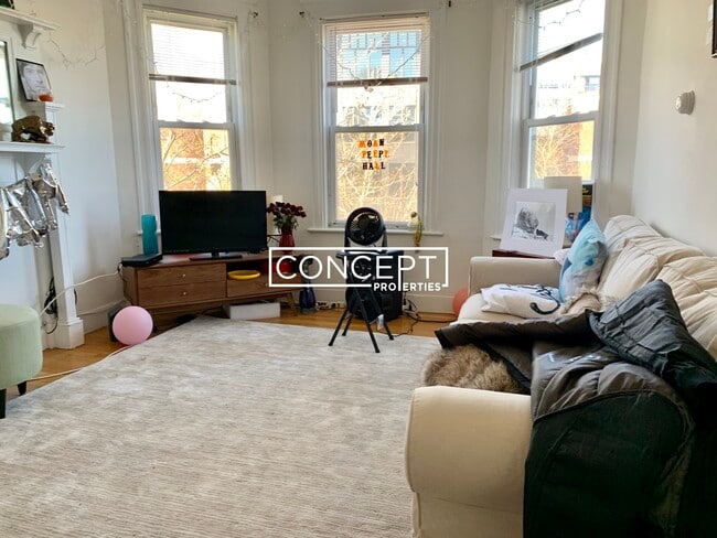 530 Cambridge St, Unit 2 in Boston, MA - Foto de edificio - Building Photo