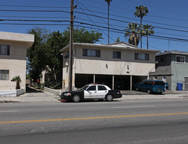 6271 Kester Ave in Van Nuys, CA - Building Photo