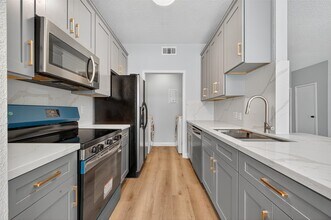 8205 Sands Point Dr in Houston, TX - Building Photo - Building Photo
