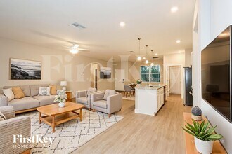 347 Halloran St SE in Palm Bay, FL - Foto de edificio - Building Photo