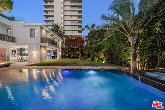 9663 Santa Monica Blvd in Beverly Hills, CA - Foto de edificio - Building Photo