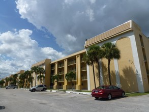 Viewmax Apartments in Lauderhill, FL - Building Photo - Building Photo