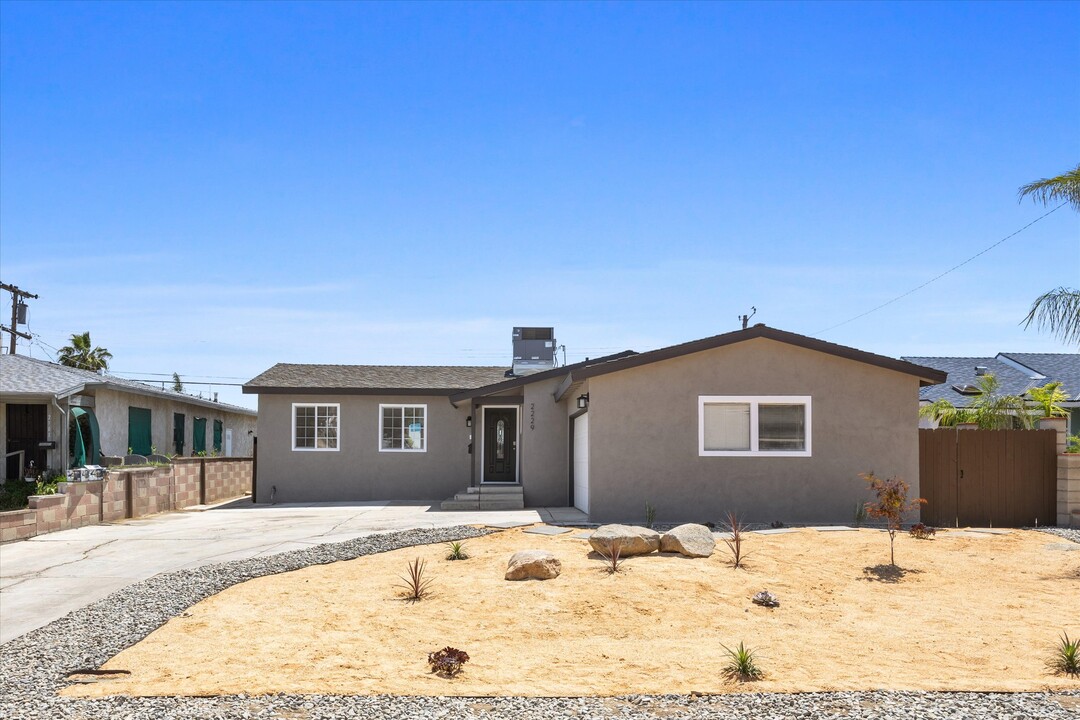 2229 Gale Ave in Bakersfield, CA - Building Photo
