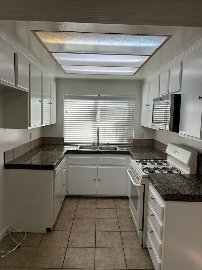 16710 Orange Ave in Paramount, CA - Building Photo - Building Photo