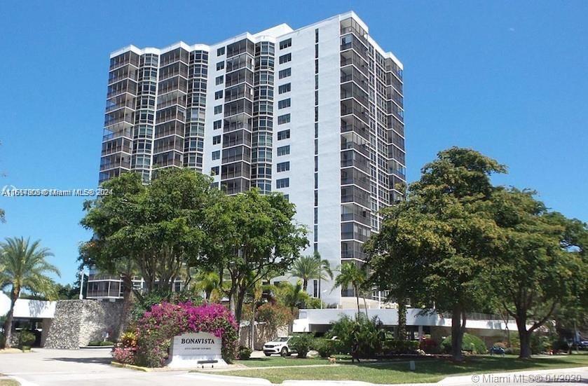 3375 N Country Club Dr, Unit 407 in Miami, FL - Foto de edificio